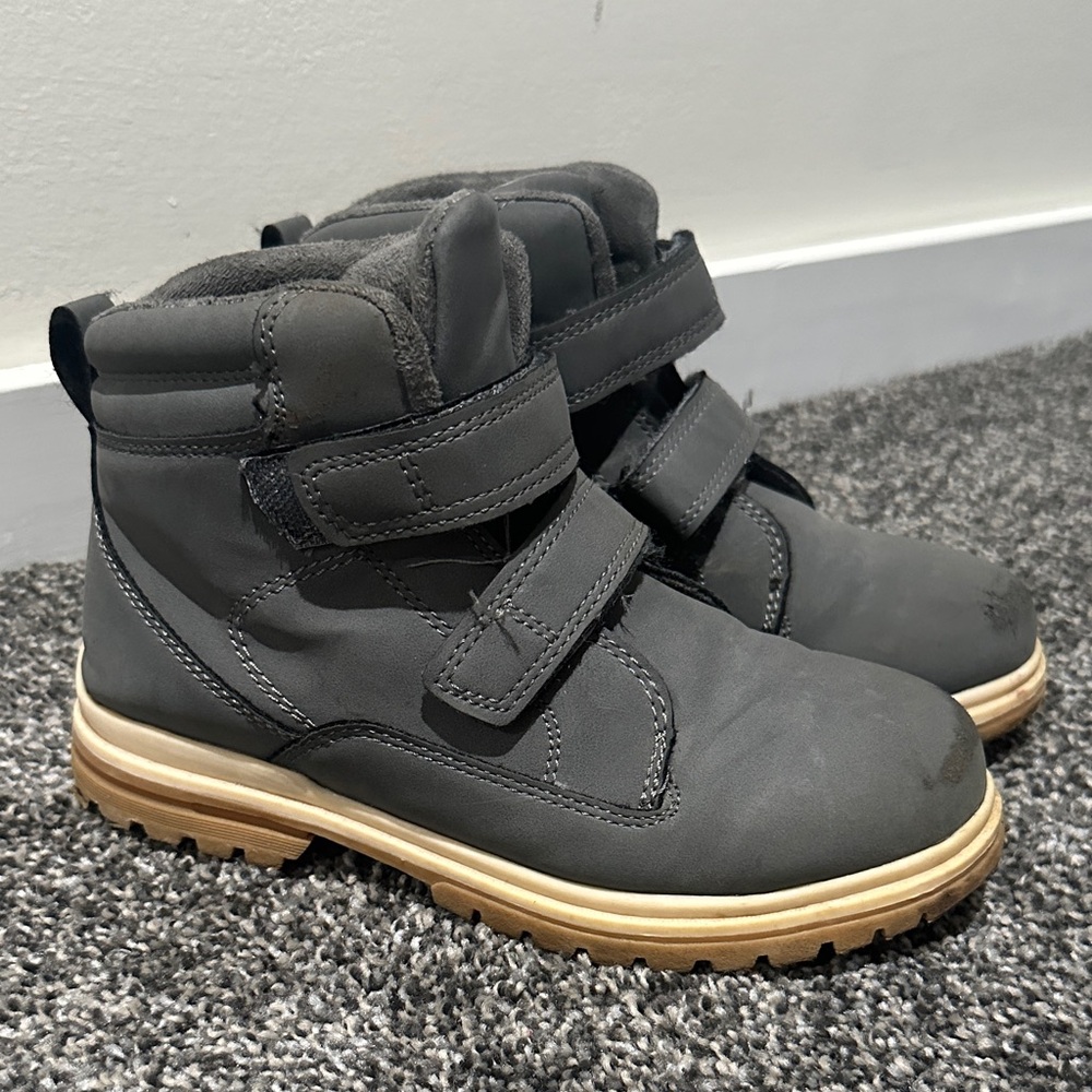 Kids Gray Boots Size 2